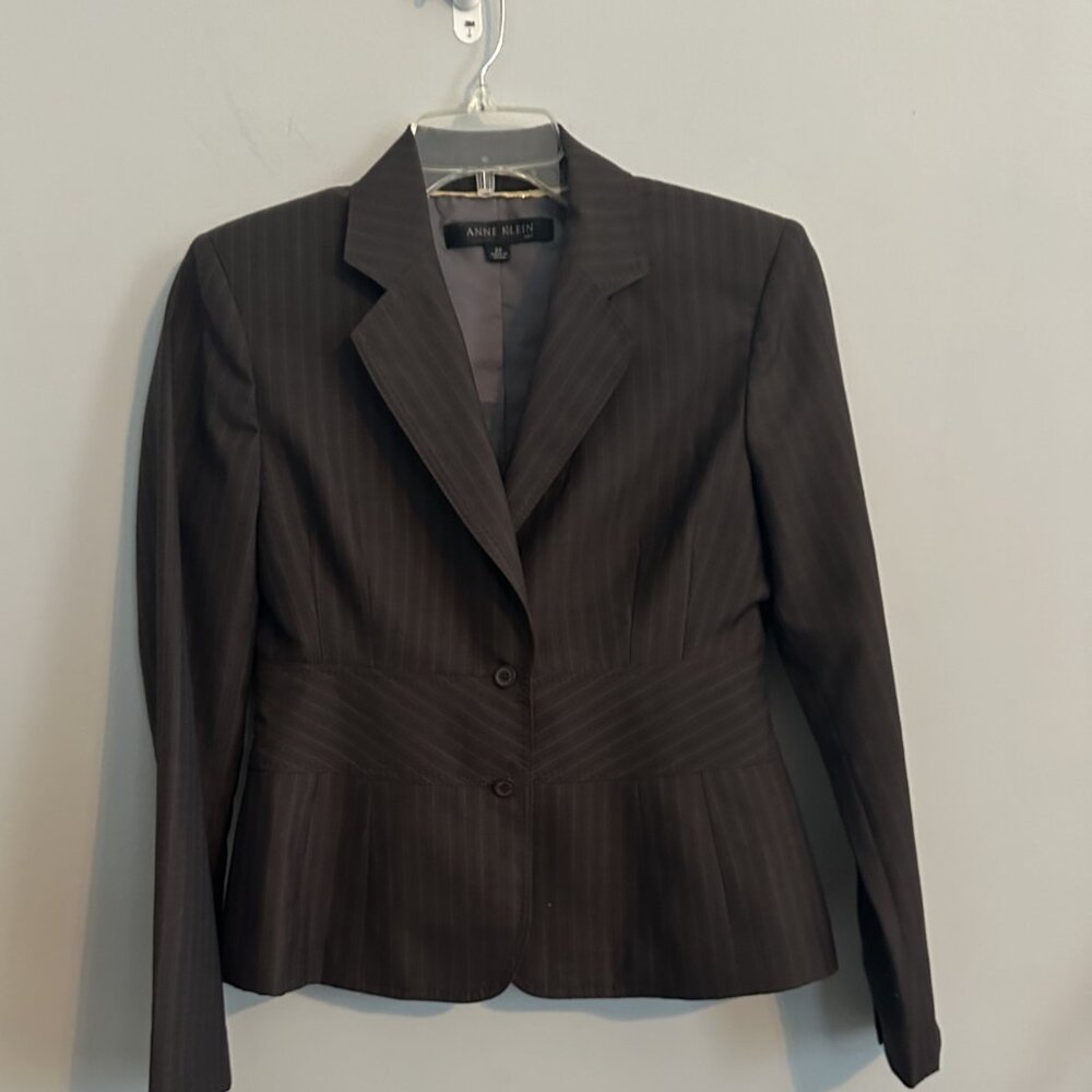 Anne Klein Skirt Suit Lightweight Wool Blend In Gray Pinstripe Size 2P - Picture 2 of 13